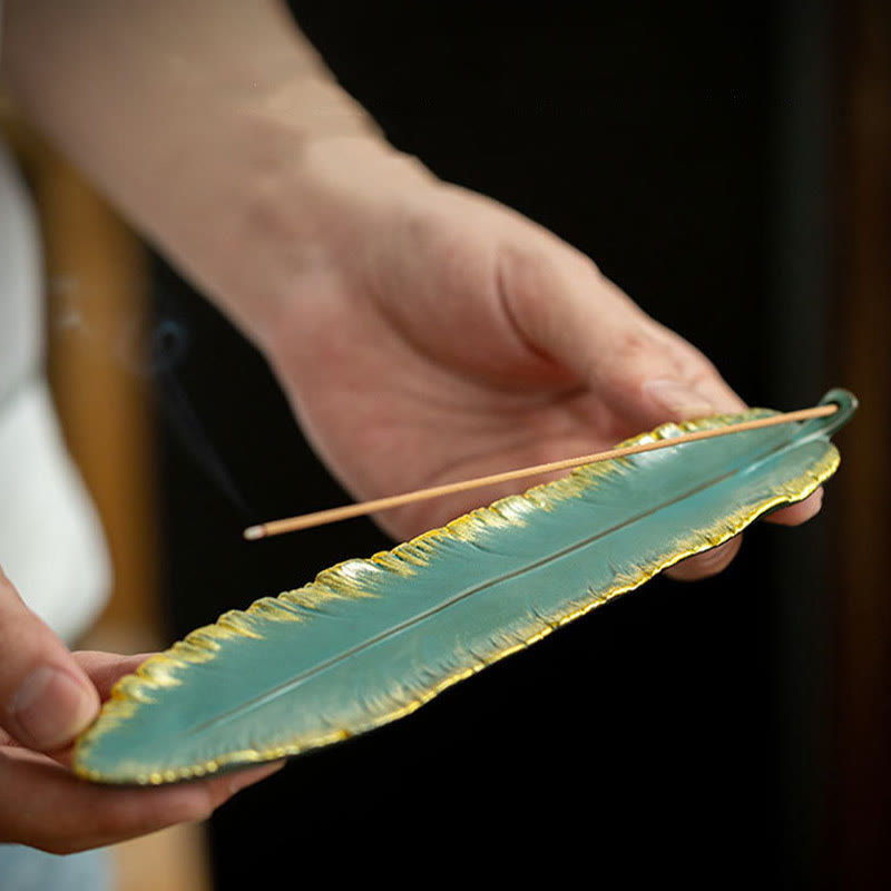 Quemador de incienso de cerámica curativo con borde dorado y plumas verdes de Buddha Stones