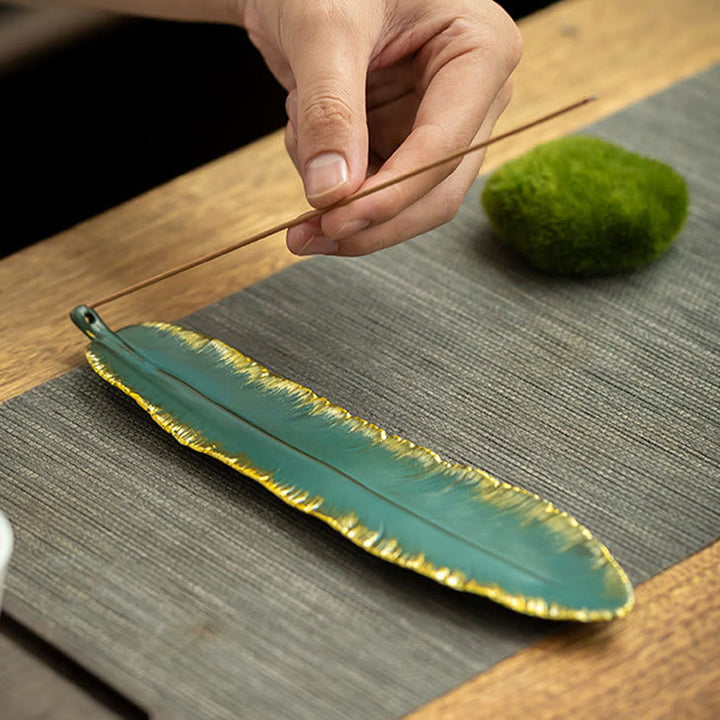 Quemador de incienso de cerámica curativo con borde dorado y plumas verdes de Buddha Stones