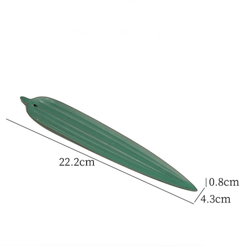 Quemador de incienso de cerámica curativo con hojas de bambú verde y Buddha Stones