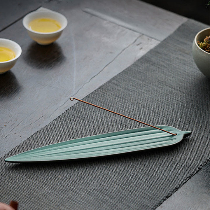 Quemador de incienso de cerámica curativo con hojas de bambú verde y Buddha Stones