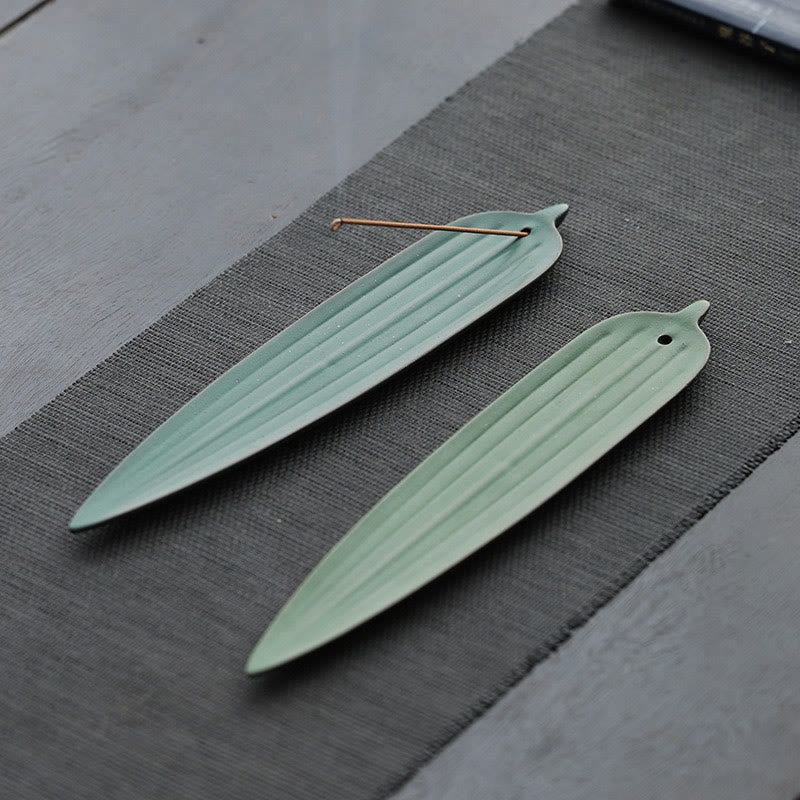 Quemador de incienso de cerámica curativo con hojas de bambú verde y Buddha Stones