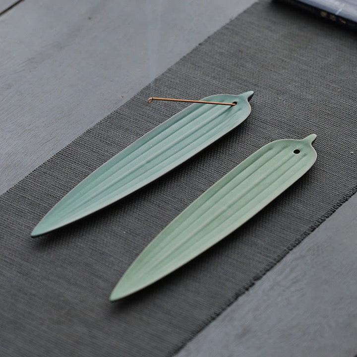 Quemador de incienso de cerámica curativo con hojas de bambú verde y Buddha Stones