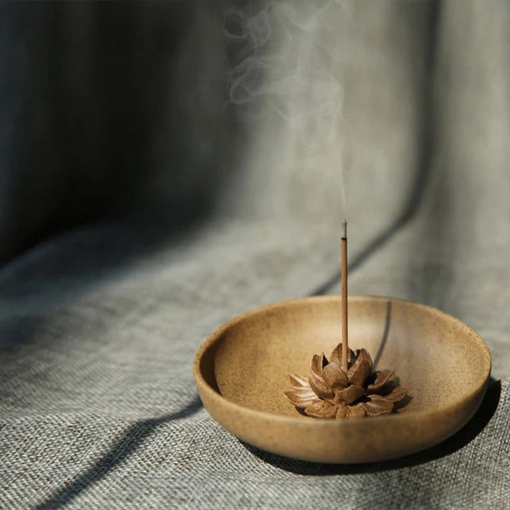 Quemador de incienso de cerámica curativo con pedestal de loto y Buddha Stones