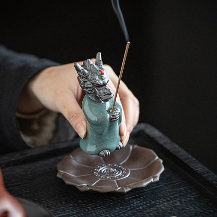 Quemador de incienso de cerámica con base de loto y personaje Fu del rey dragón rezando con Buddha Stones para decoración de escritorio