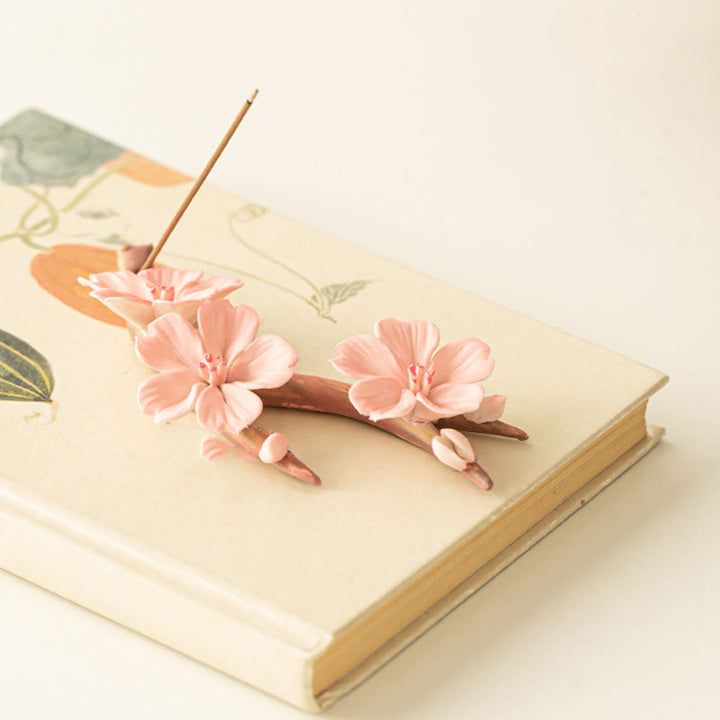 Quemador de incienso de cerámica curativo con ramas de ciruelo en flor y Buddha Stones para decoración de escritorio