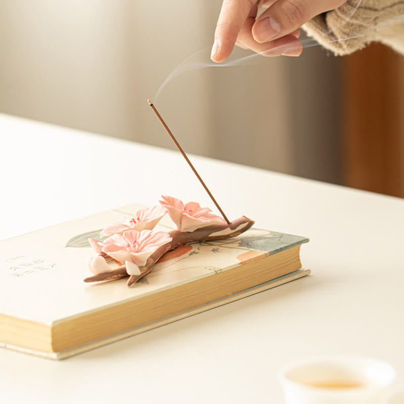 Quemador de incienso de cerámica curativo con ramas de ciruelo en flor y Buddha Stones para decoración de escritorio
