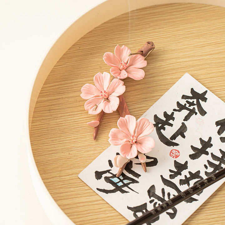 Quemador de incienso de cerámica curativo con ramas de ciruelo en flor y Buddha Stones para decoración de escritorio