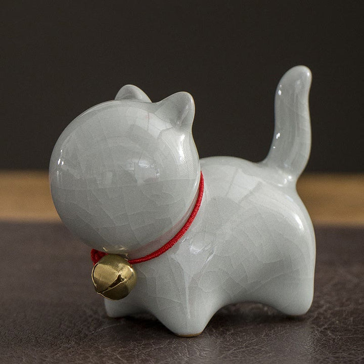 Figura decorativa de cerámica para escritorio del hogar con forma de gato y campana de la suerte en Buddha Stones - Gato de la suerte gris y blanco 7 x 3,4 x 5,8 cm - image 9