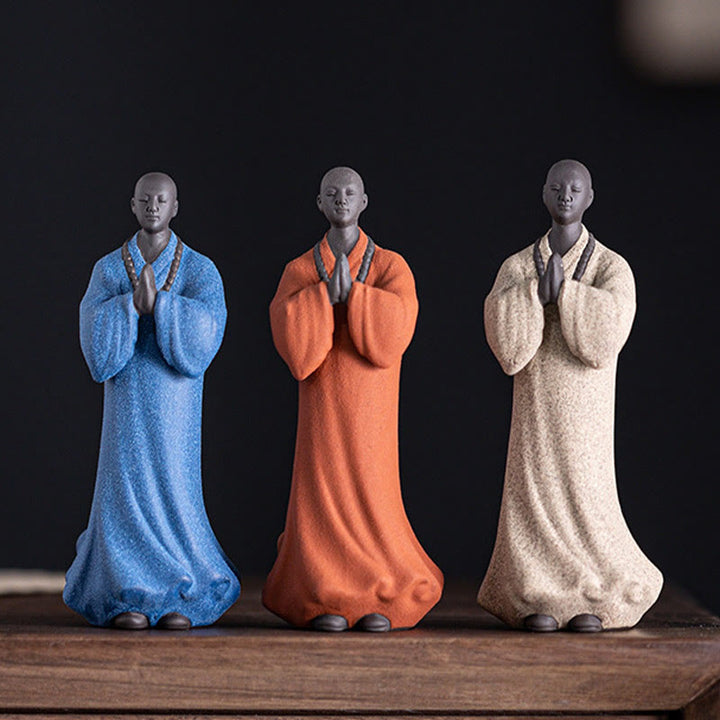 Figura de monje meditando y rezando con Buddha Stones, cerámica, compasión, serenidad, decoración del hogar