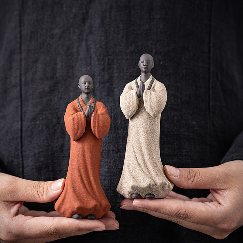 Figura de monje meditando y rezando con Buddha Stones, cerámica, compasión, serenidad, decoración del hogar