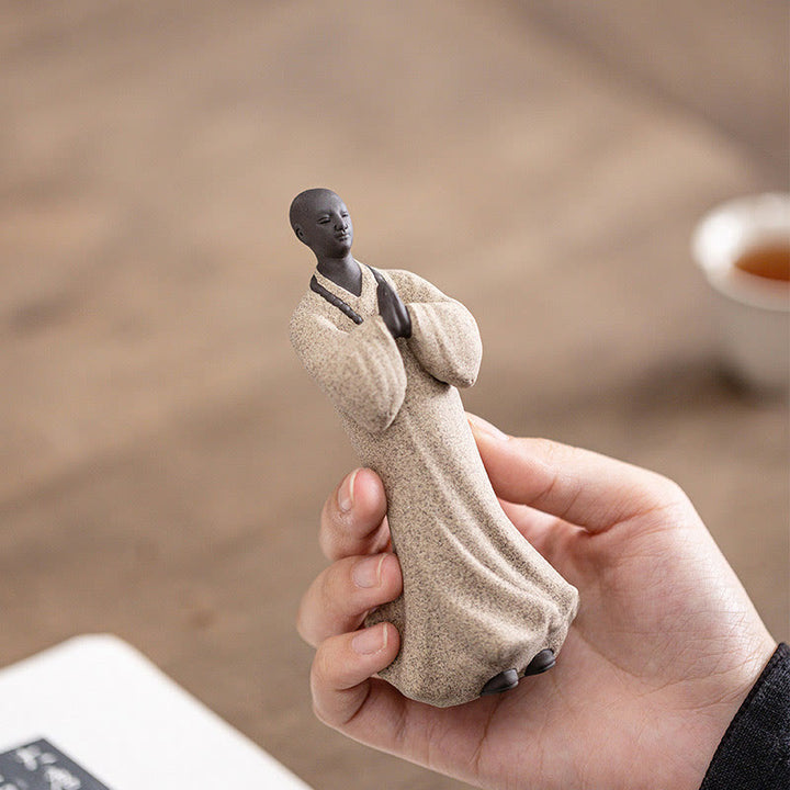 Figura de monje meditando y rezando con Buddha Stones, cerámica, compasión, serenidad, decoración del hogar