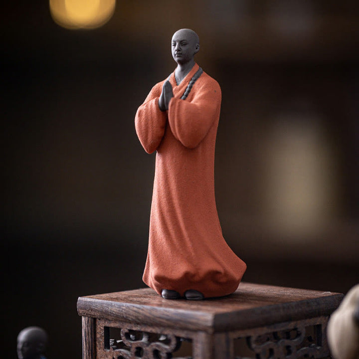 Figura de monje meditando y rezando con Buddha Stones, cerámica, compasión, serenidad, decoración del hogar