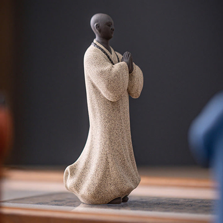 Figura de monje meditando y rezando con Buddha Stones, cerámica, compasión, serenidad, decoración del hogar