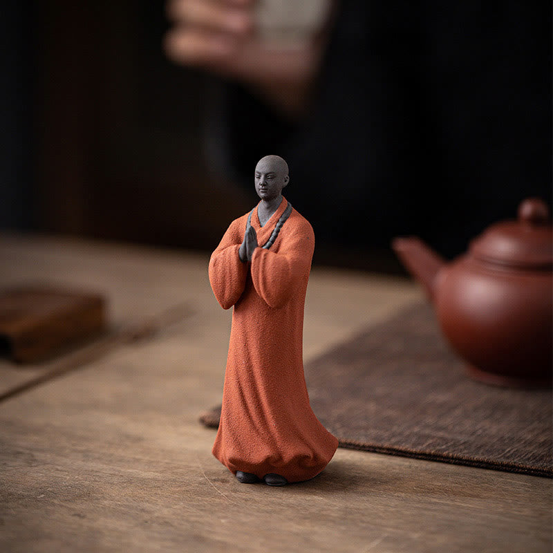 Figura de monje meditando y rezando con Buddha Stones, cerámica, compasión, serenidad, decoración del hogar