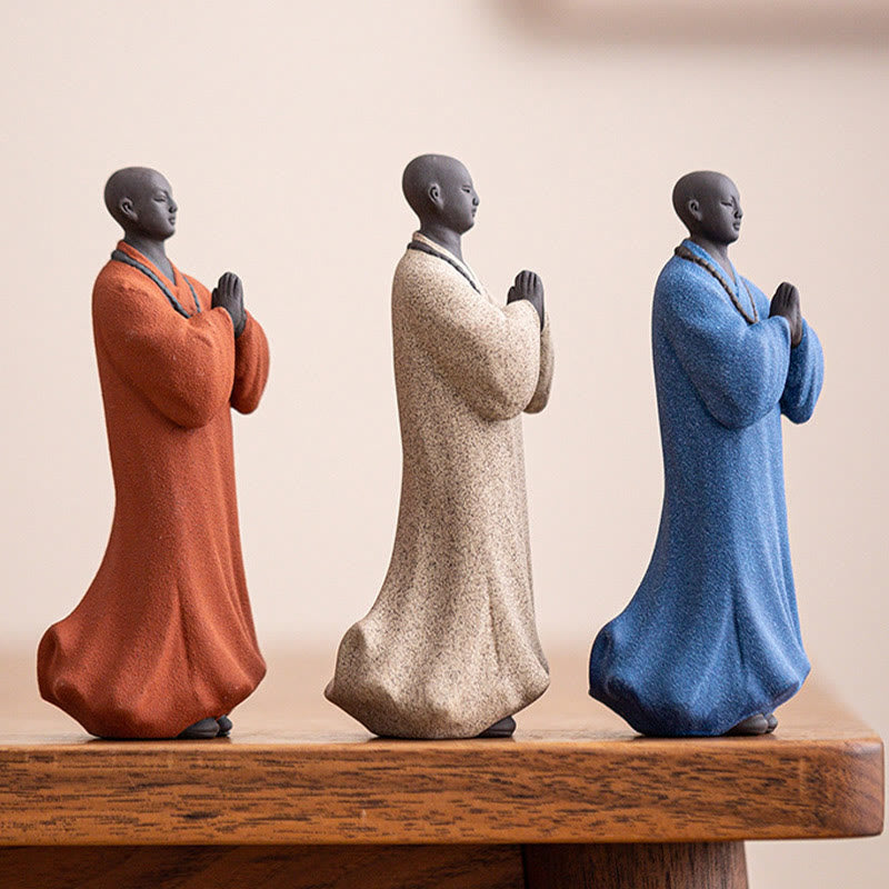 Figura de monje meditando y rezando con Buddha Stones, cerámica, compasión, serenidad, decoración del hogar