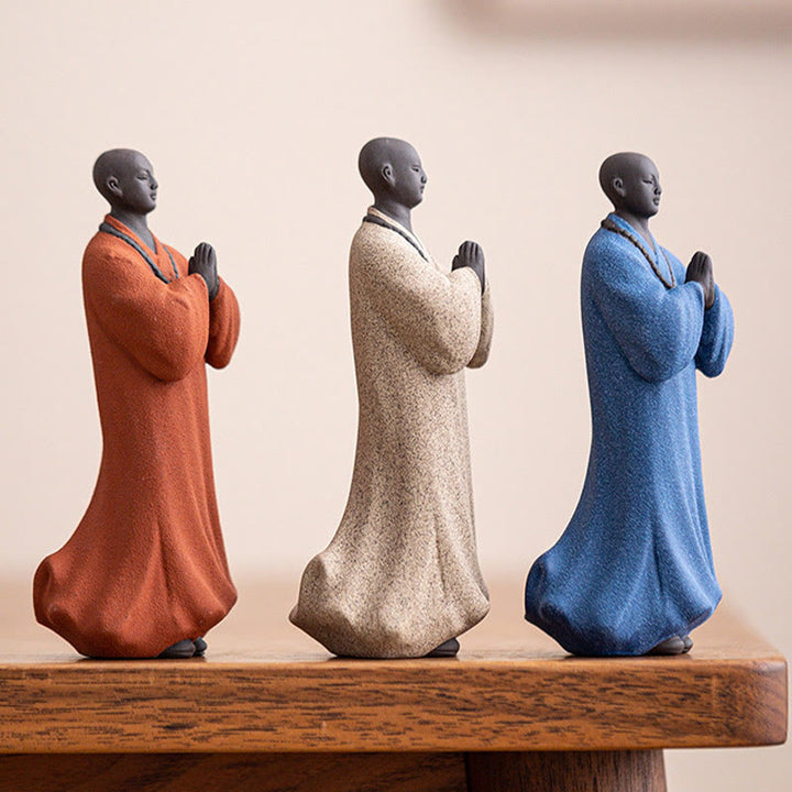 Figura de monje meditando y rezando con Buddha Stones, cerámica, compasión, serenidad, decoración del hogar