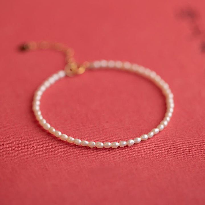 Pulsera de la sabiduría de cobre bañada en oro de 14 k con perlas naturales ultrafinas de 2 mm y Buddha Stones