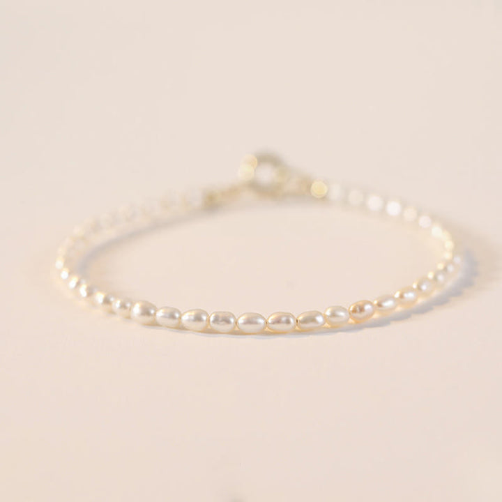 Pulsera de la sabiduría de cobre bañada en oro de 14 k con perlas naturales ultrafinas de 2 mm y Buddha Stones