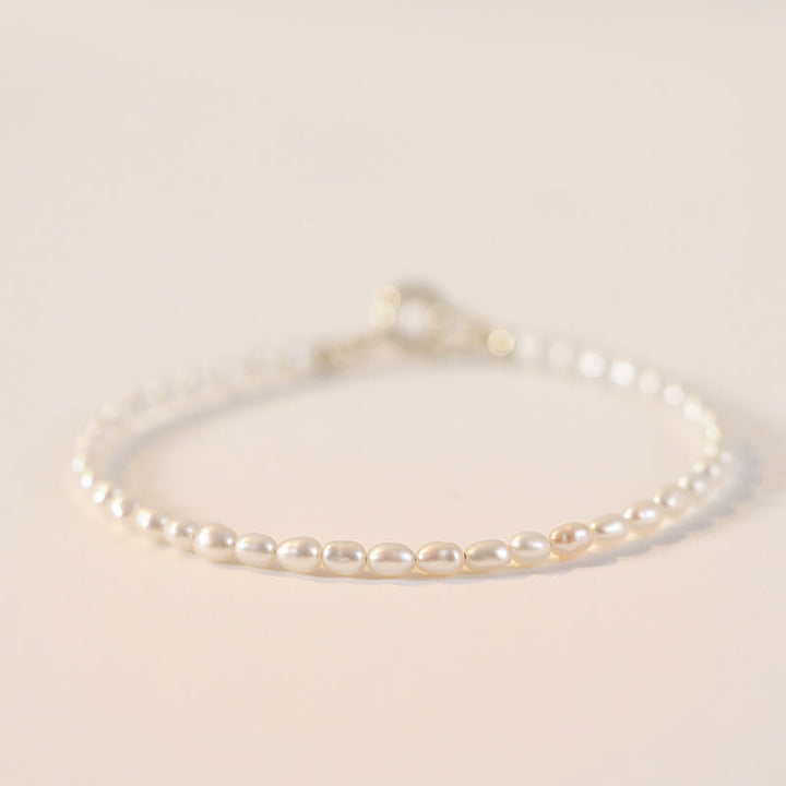 Pulsera de la sabiduría de cobre bañada en oro de 14 k con perlas naturales ultrafinas de 2 mm y Buddha Stones