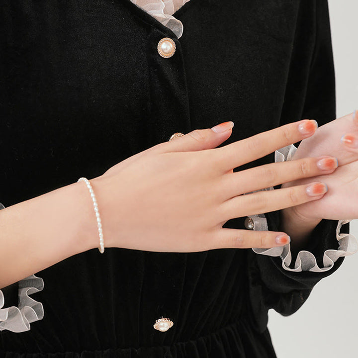 Pulsera de la sabiduría de cobre bañada en oro de 14 k con perlas naturales ultrafinas de 2 mm y Buddha Stones