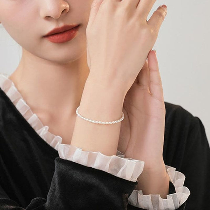 Pulsera de la sabiduría de cobre bañada en oro de 14 k con perlas naturales ultrafinas de 2 mm y Buddha Stones