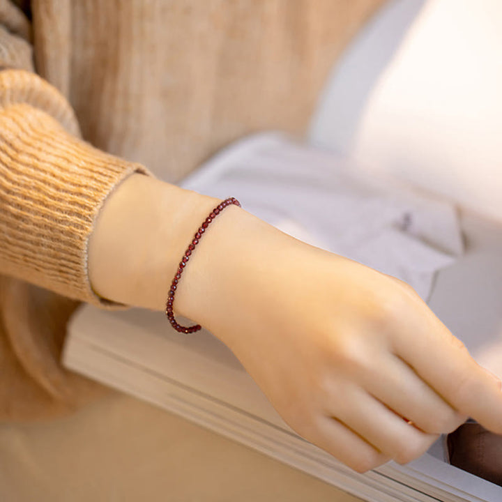 Pulsera protectora de cuentas ultrafinas de granate natural de 3 mm con Buddha Stones