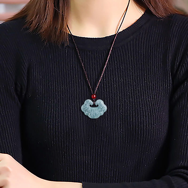 Collar con colgante de abundancia y prosperidad con Buddha Stones talladas en jade y loto