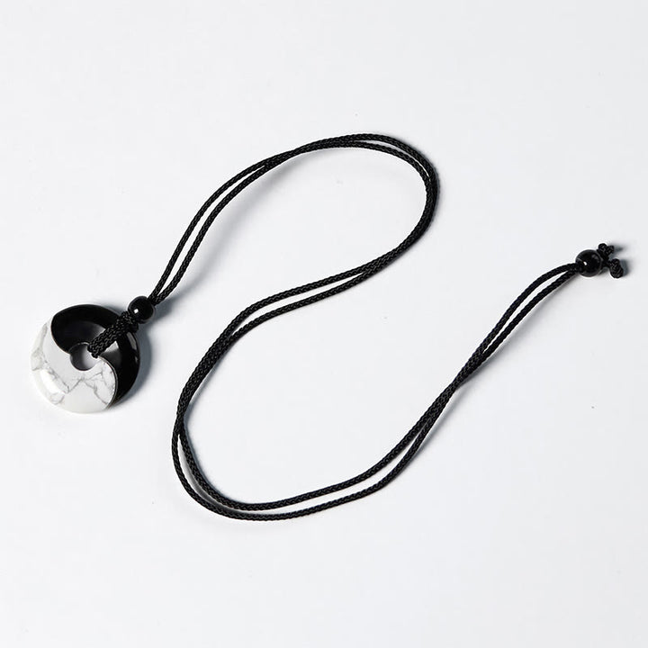Collar con colgante de fuerza con cuerda trenzada y diseño de hebilla de paz Yin Yang con obsidiana negra natural y turquesa blanca y Buddha Stones
