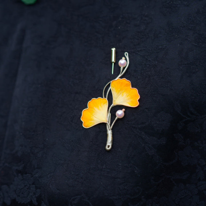 Broche de hoja de ginkgo de seda morera con flores de terciopelo de Yangzhou hecho a mano con Buddha Stones