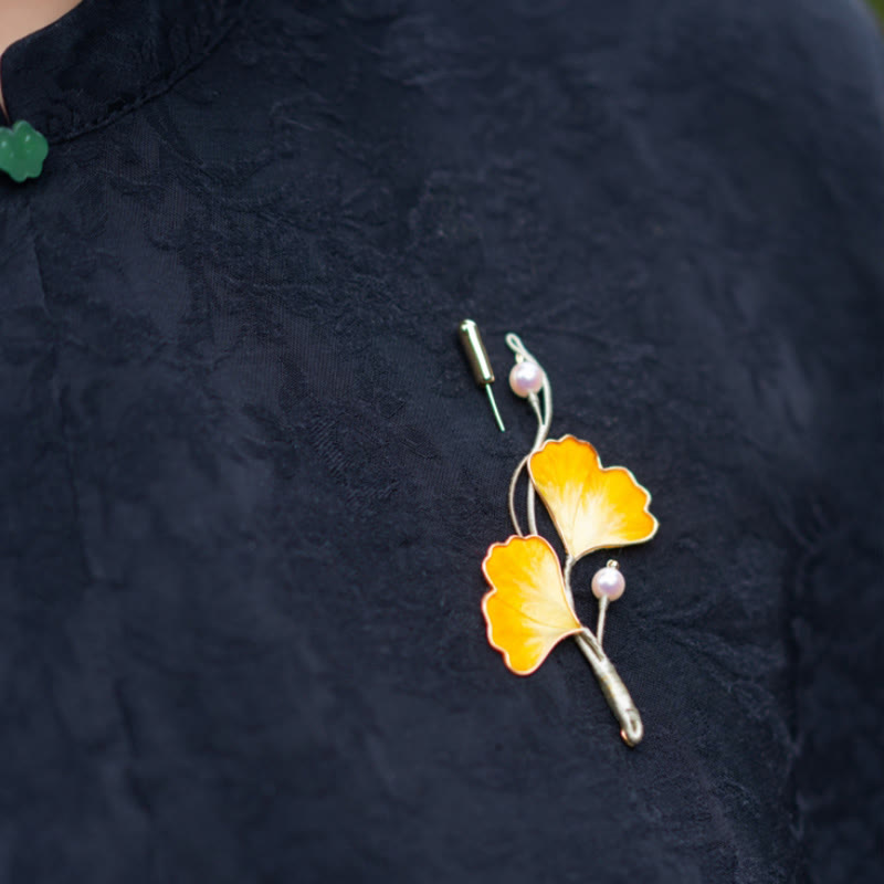 Broche de hoja de ginkgo de seda morera con flores de terciopelo de Yangzhou hecho a mano con Buddha Stones