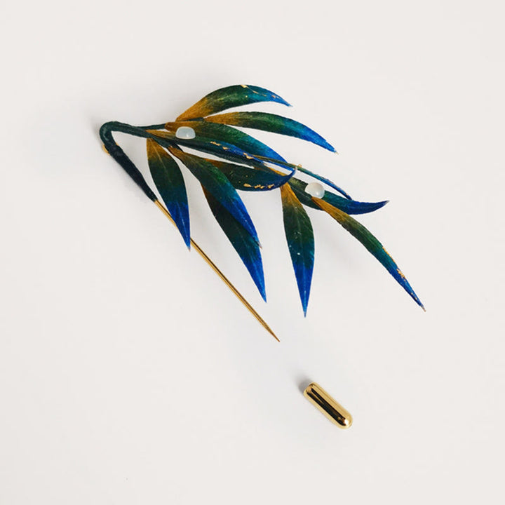 Broche de hojas de seda morera, verde, amarillo y azul, hecho a mano con flores de terciopelo y Buddha Stones