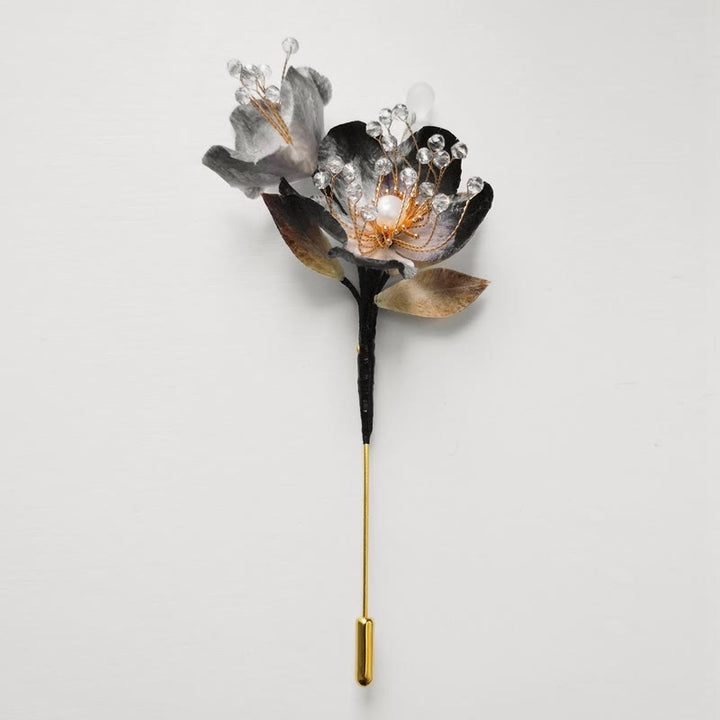 Broche de flores de seda de morera con hojas y flores de terciopelo hecho a mano con Buddha Stones