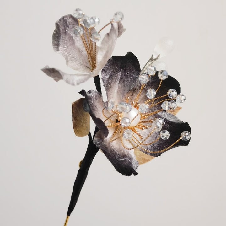 Broche de flores de seda de morera con hojas y flores de terciopelo hecho a mano con Buddha Stones