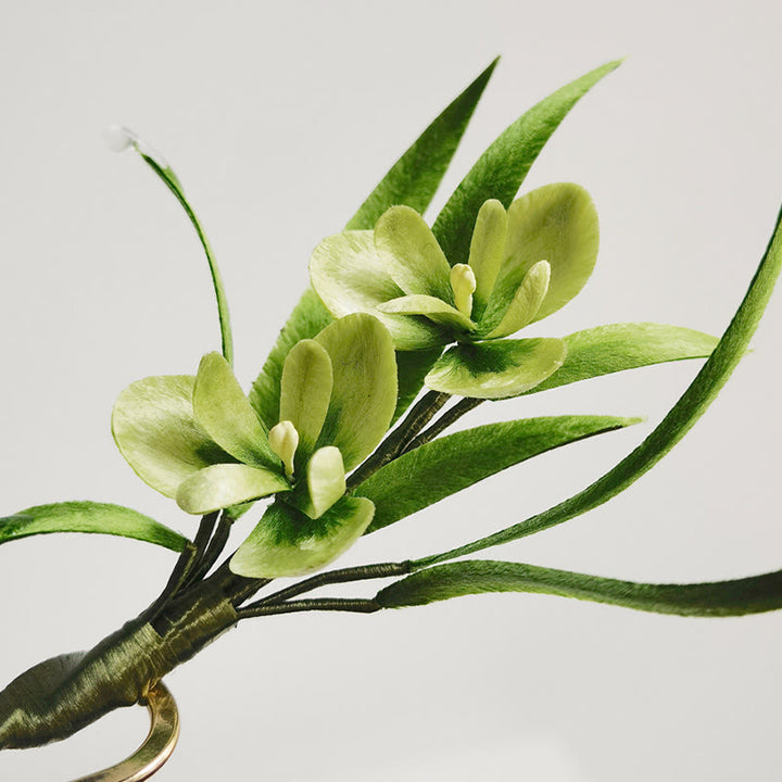 Broche para el pelo con flores de terciopelo hechas a mano y hojas de seda morera con Buddha Stones