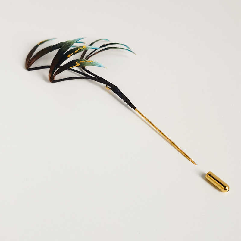Broche de hojas de bambú verde de seda morera con flores de terciopelo hechas a mano con Buddha Stones