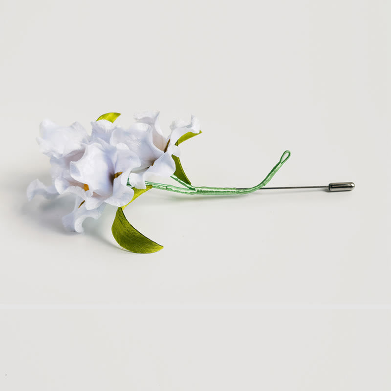 Broche de flor de lirio blanco de seda morera con flores de terciopelo hechas a mano con Buddha Stones