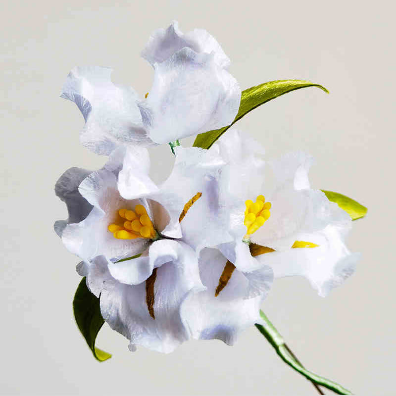 Broche de flor de lirio blanco de seda morera con flores de terciopelo hechas a mano con Buddha Stones