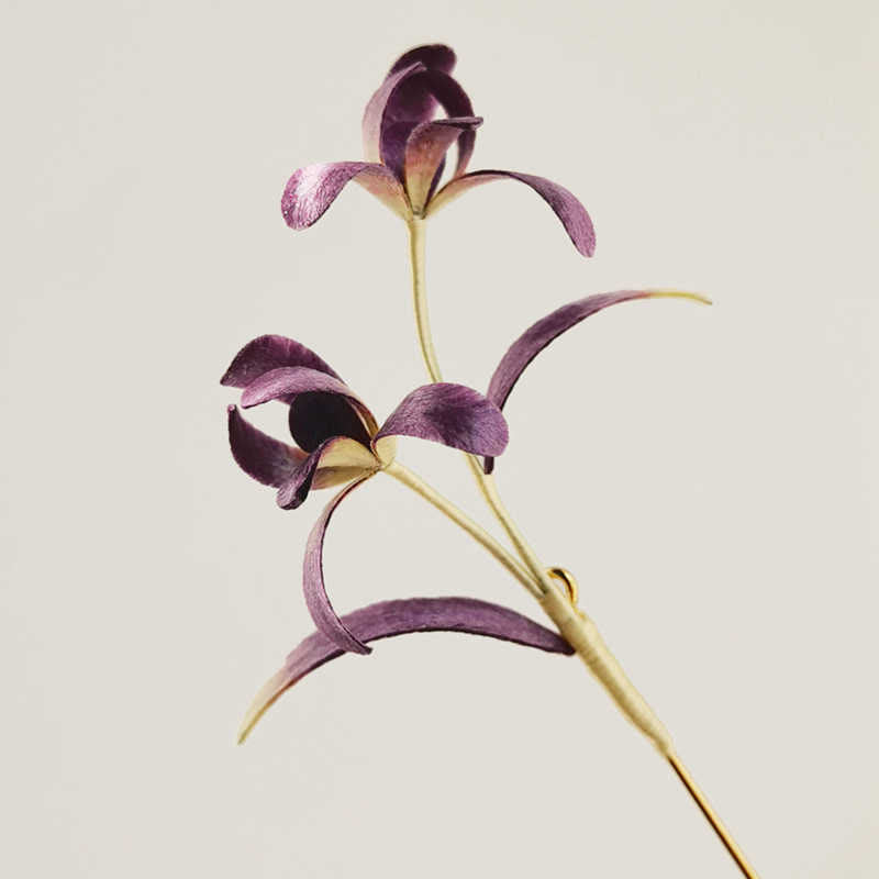 Broche de orquídea de seda morera con flores de terciopelo hechas a mano con Buddha Stones