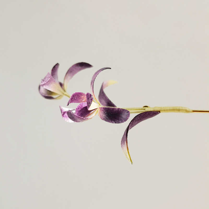 Broche de orquídea de seda morera con flores de terciopelo hechas a mano con Buddha Stones