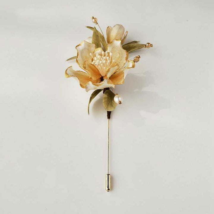 Broche de camelia blanca de seda morera con flores de terciopelo hechas a mano con Buddha Stones