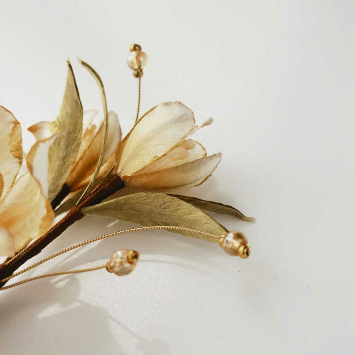 Broche de camelia blanca de seda morera con flores de terciopelo hechas a mano con Buddha Stones