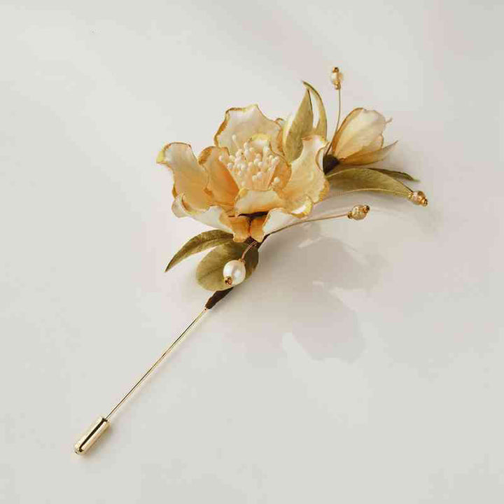 Broche de camelia blanca de seda morera con flores de terciopelo hechas a mano con Buddha Stones
