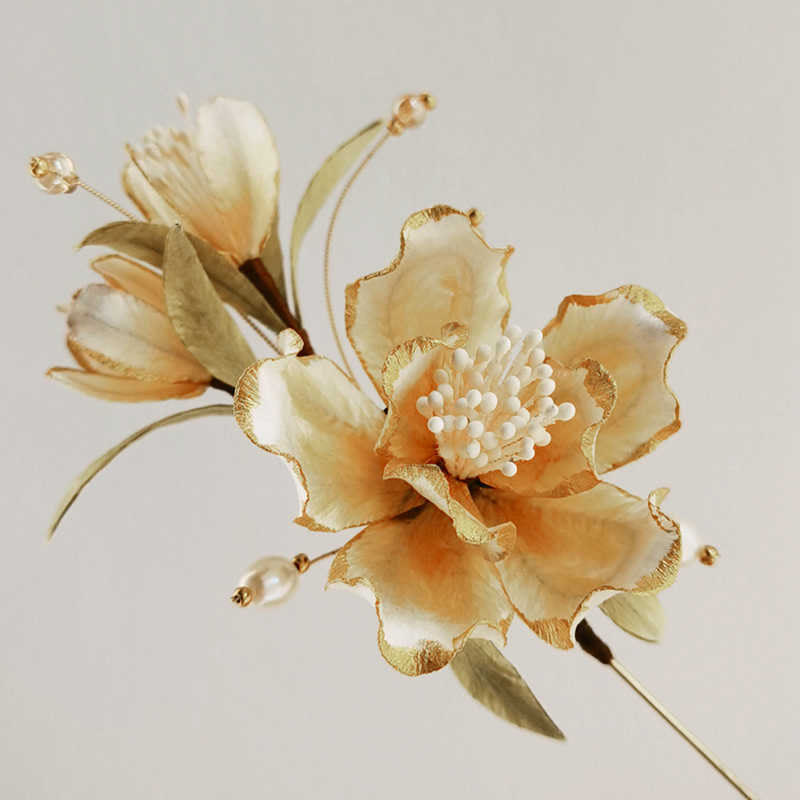 Broche de camelia blanca de seda morera con flores de terciopelo hechas a mano con Buddha Stones