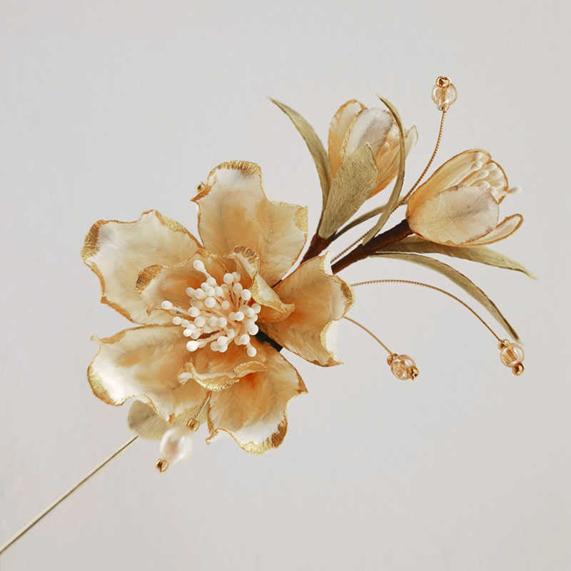 Broche de camelia blanca de seda morera con flores de terciopelo hechas a mano con Buddha Stones