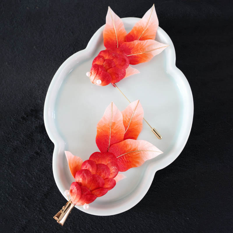 Broche para el pelo con forma de pez koi rojo y flores de terciopelo de Yangzhou hecho a mano con Buddha Stones