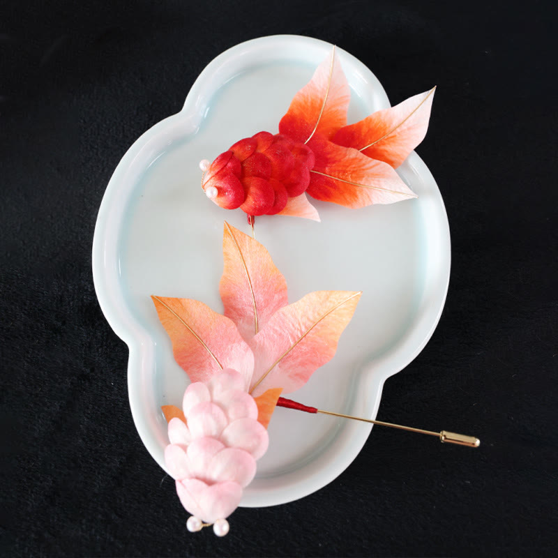 Broche para el pelo con forma de pez koi rojo y flores de terciopelo de Yangzhou hecho a mano con Buddha Stones