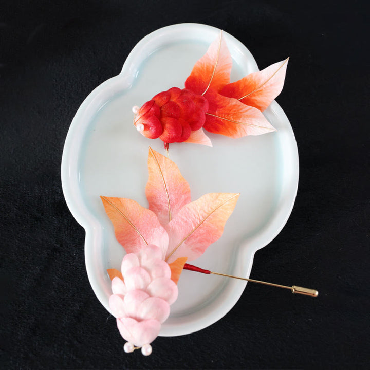 Broche para el pelo con forma de pez koi rojo y flores de terciopelo de Yangzhou hecho a mano con Buddha Stones