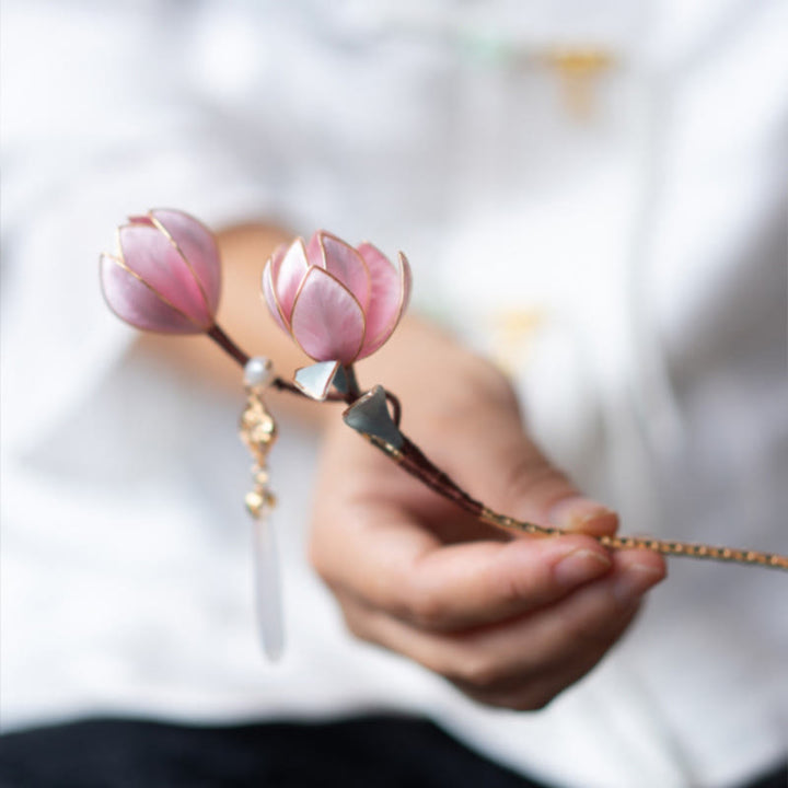 Broche de horquilla con magnolia morada y seda morera con flores de terciopelo de Yangzhou hechas a mano con Buddha Stones