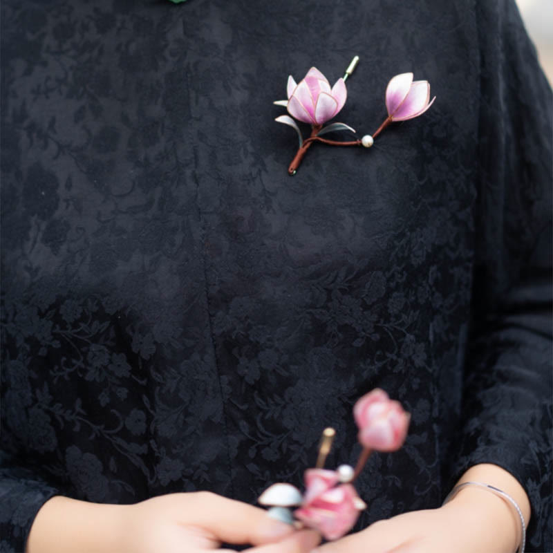 Broche de horquilla con magnolia morada y seda morera con flores de terciopelo de Yangzhou hechas a mano con Buddha Stones