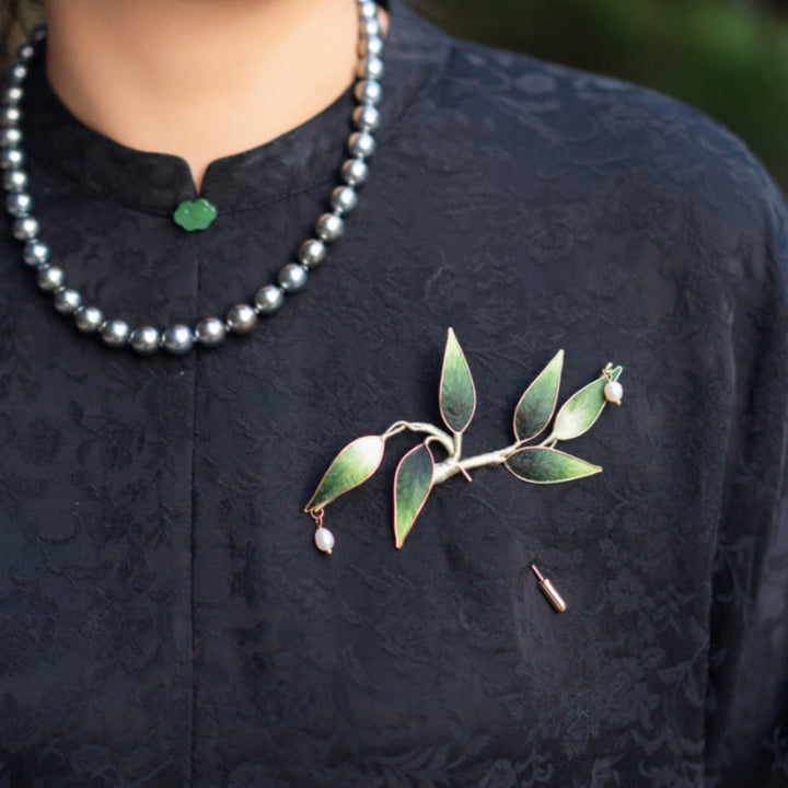 Broche de bambú verde de seda morera con flores de terciopelo de Yangzhou hecho a mano con Buddha Stones